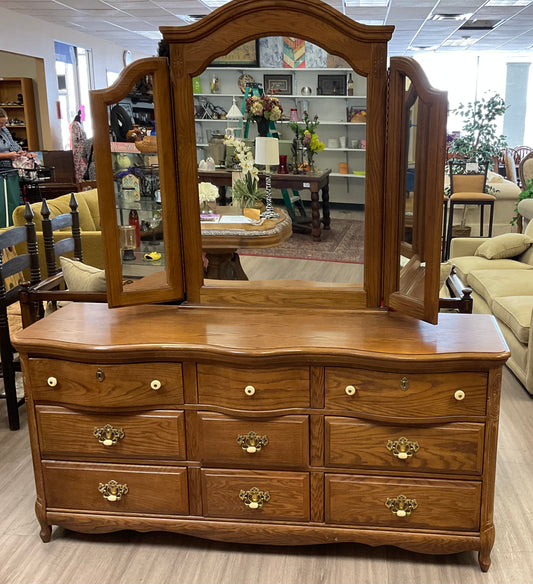 Triple Dresser with Tri-Fold Mirror, MIRROR NOT BOLTED